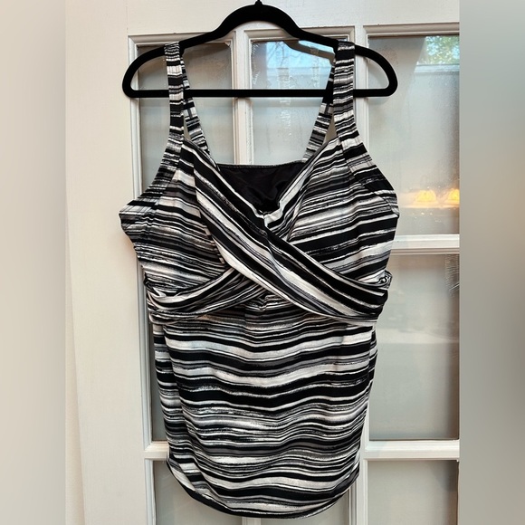 Lands' End Women's Plus Size 22W Black Grey Wrap Underwire Tankini Swimsuit Top - Picture 2 of 11